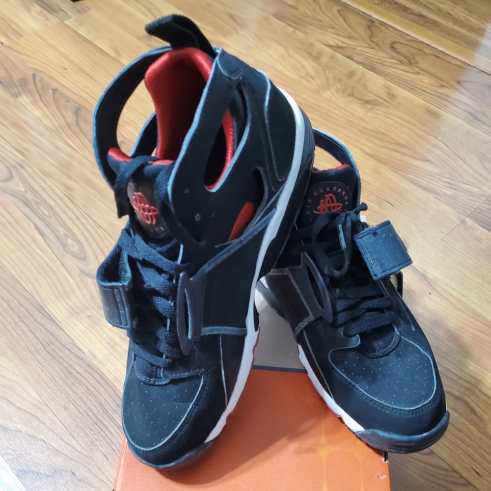 Men's Nike Air Trainer Huarache Sneakers - Size 9 - Black/White-Varsity Red
